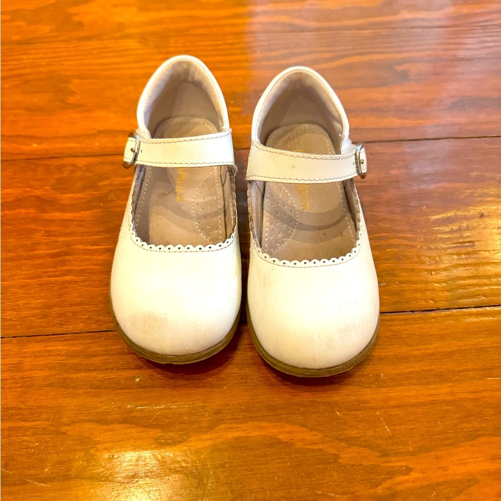 L’AMOUR Chloe Classic Scalloped Leather Mary Jane, White, size 9